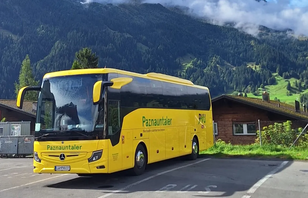 Paznauntaler Reisebus auf der Straße nach Bergen