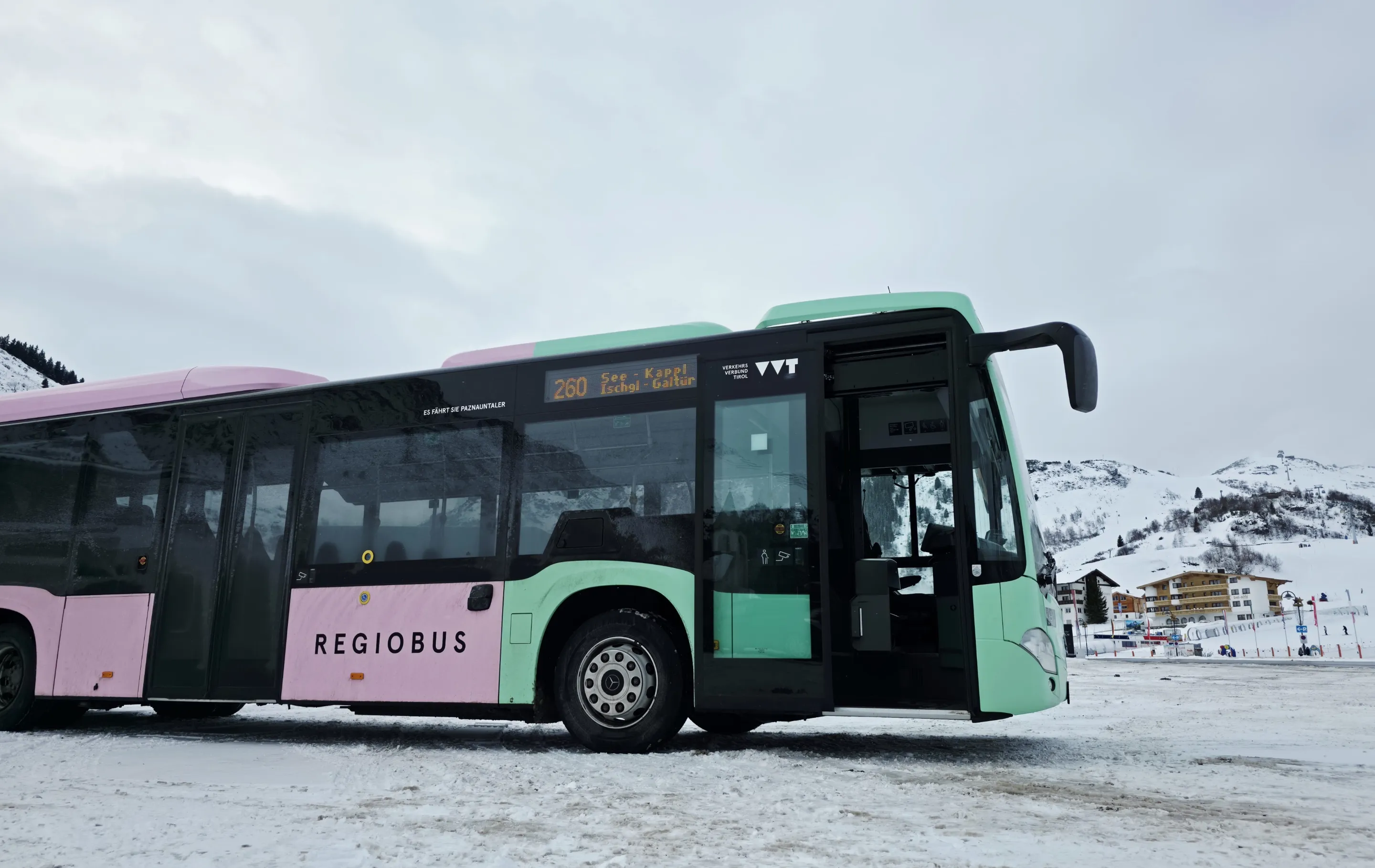Paznauntaler Linienbus im Winterdienst mit Schnee im Paznauntal